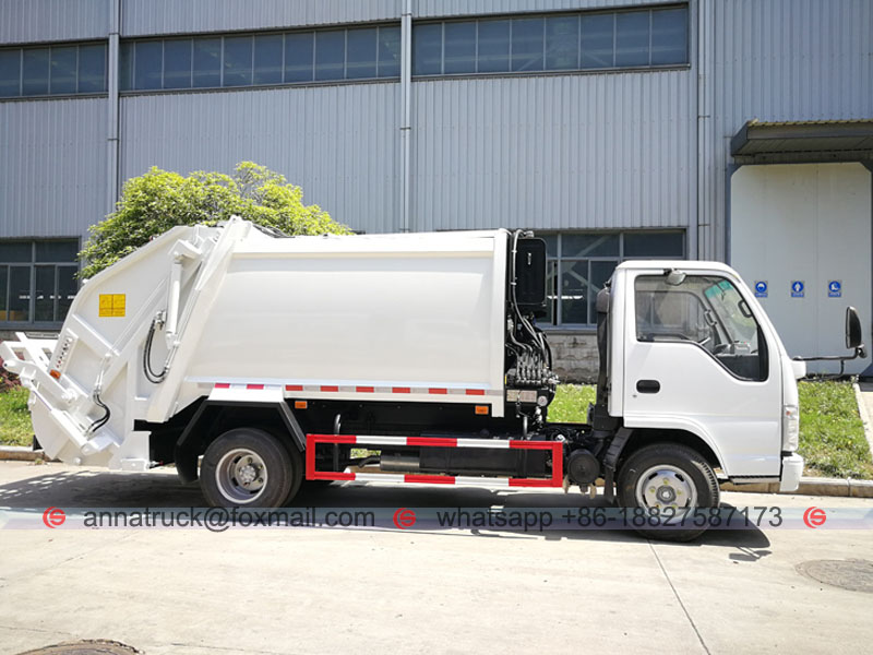4 cbm Compressed Garbage Truck-Right Side