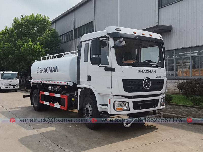 A Tanzania: un camión rociador de agua de la marca Shacman