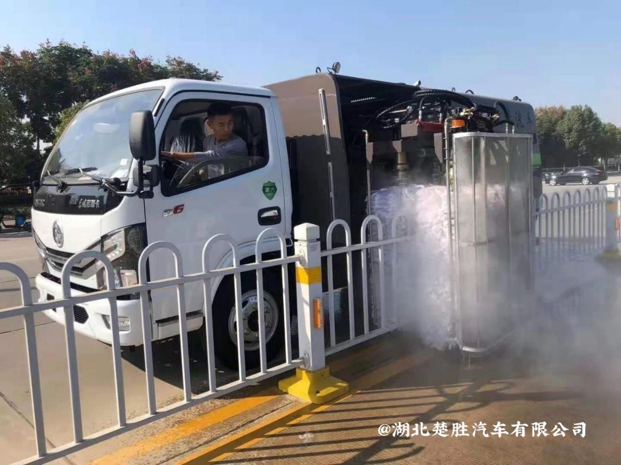  Dongfeng Camión de limpieza de barras de protección de la ciudad con 4000 Tanque de agua de litros