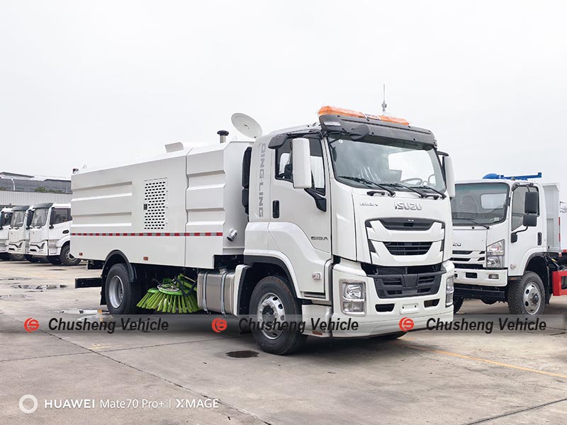 Camión barredor de carreteras ISUZU FVR 12cbm listo para el servicio